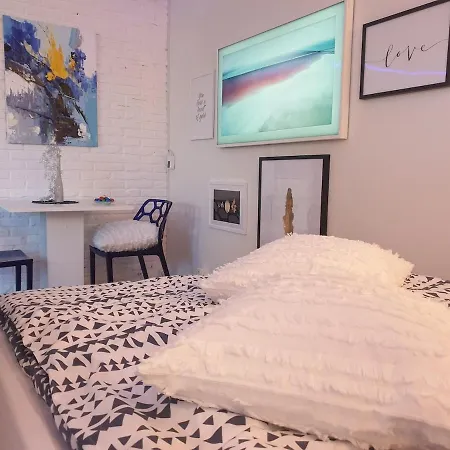 Modern Und Am Balkon,pp